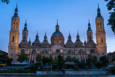 Zaragoza, Espagne - 05: 11: 2024: Güneşli bir günde, Zaragoza, İspanya, Aragon, Zaragoza 'da, günbatımında Sütunun Hanımefendisi ve Ebro Nehri Bazilikası. .