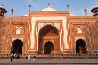Agra, Inde - 03 11 2024: Asya, Hindistan, Uttar Pradesh, Agra 'da Tac Mahal' deki Jawab Mescid camiinin ön cephesi, güneşli bir günde. .