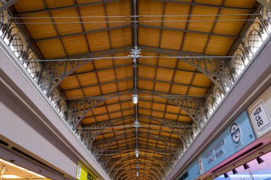 Zaragoza, Espagne - 05 10 2024: Güneşli bir günde, Zaragoza, İspanya, Aragon, Zaragoza 'daki merkez pazar. .