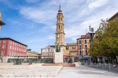 Zaragoza, Espagne - 05 10 2024: Zaragoza 'daki Aziz Kurtarıcı Katedrali, İspanya, Aragon, Zaragoza, yaz aylarında, güneşli bir günde. .