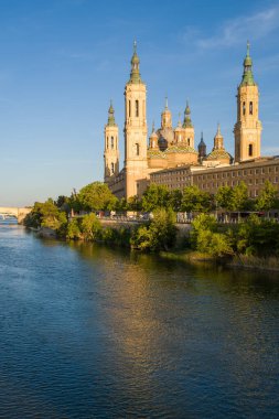 Zaragoza, Espagne - 05 10 2024: The Basilica of Our Lady of the Pillar and the Stone Bridge in Zaragoza, Spain, Aragon, Zaragoza, in a summer day, in a sun day. .