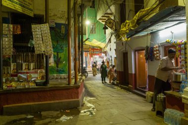 Varanasi, Inde - 03 17 2024: Geceleri Varanasi, Hindistan, Uttar Pradesh, Varanasi 'de, güneşli bir günde,. .