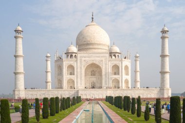 Agra, Inde - 03 11 2024: Agra, Hindistan 'daki Tac Mahal, Uttar Pradesh, Agra, yazın güneşli bir günde. .