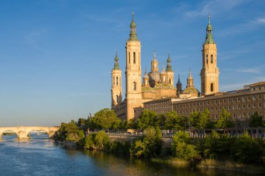 Zaragoza, Espagne - 05: 11: 2024: Güneşli bir günde, Zaragoza, İspanya, Aragon, Zaragoza 'daki Meryem Ana ve Ebro Nehri Bazilikası. .