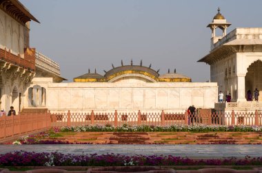 Agra, Inde - 03 11: 2024: Cihan Ara Pavyonu ve Anguri Bagh Bahçeleri Agra Kalesi, Hindistan, Uttar Pradesh, Agra Yazı güneşli bir günde. .