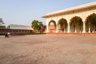 Agra, Inde - 03 11-2024: Agra Kalesi, Hindistan, Agra, Uttar Pradesh, Agra 'daki Diwan-I-Am seyirci salonu, güneşli bir yaz gününde. .