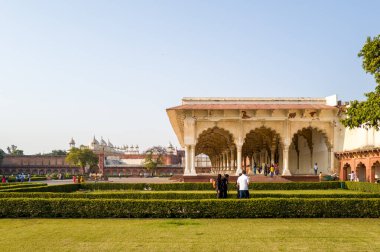 Agra, Inde - 03 11 2024: Bahçeler ve Agra Kalesi, Hindistan, Uttar Pradesh, Agra, Uttar Pradesh, Agra 'daki Diwan-I-Am seyirci salonu, güneşli bir yaz gününde. .