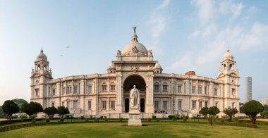 Kalküta, Inde - 03: 23: 2024: Kolkata, Hindistan, Kolkata 'da Victoria Anıtı, Batı Bengal, Kolkata, yazın güneşli bir günde. .