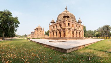 Prayagraj, Inde - 03: 21: 2024: Güneşli bir günde, Hindistan, Asya, Uttar Pradesh ve Prayagraj 'daki Khusro Bagh mozolesindeki mezarlar. .