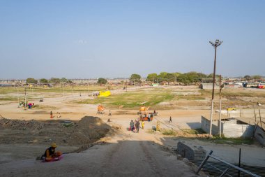 Prayagraj, Inde - 03-21-2024: Güneşli bir günde, Asya, Hindistan, Uttar Pradesh, Prayagraj 'daki Sangam' a doğru yürüyüş alanı. .