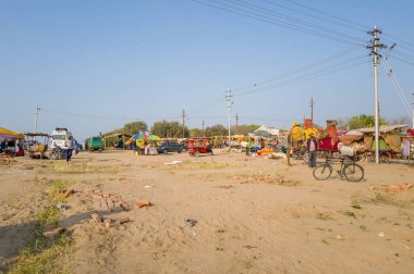 Prayagraj, Inde - 03: 21: 2024: Güneşli bir günde, Asya, Hindistan, Uttar Pradesh, Prayagraj 'daki Sangam Sahili' nin sahilindeki tezgahlar. .