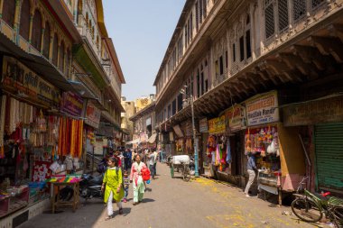 Mathura, Inde - 03 14 2024: Asya, Hindistan, Mathura şehir merkezindeki ara sokak, Uttar Pradesh, Mathura, yazın güneşli bir günde. .