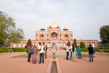Delhi, Inde - 03: 30 2024: Humayun 'un Mezarı, Delhi, Hindistan, Delhi, Delhi, yaz mevsiminde, güneşli bir günde. .