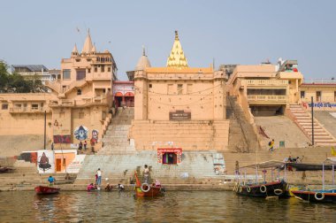 Varanasi, Inde - 03 19 2024: Vaccharaja ghat, Asya, Hindistan, Uttar Pradesh, Varanasi 'de güneşli bir günde yaz mevsimi. .