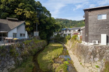 Arita, Japon - 11 09 2024: Arita, Japonya, Kyushu, Saga, Arita 'da nehir kenarı, güneşli bir günde. .