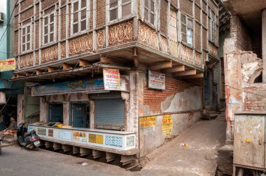 Mathura, Inde - 03: 13: 2024: Asya, Hindistan, Mathura şehir merkezindeki eski ev, Uttar Pradesh, Mathura, yazın, güneşli bir günde. .