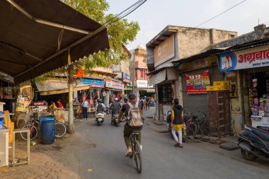 Agra, Inde - 03 14 2024: Asya, Hindistan, Agra, Uttar Pradesh, Agra 'daki Sadar Bazar' ın alışveriş yolu, güneşli bir günde. .