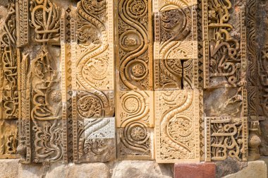 Delhi, Inde - 03: 30: 2024: Güneşli bir günde Delhi, Hindistan, Delhi, Delhi 'deki Kutub Minar kompleksinin detayları. .