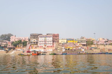 Varanasi, Inde - 03 19 2024: Janki ghat, Asya, Hindistan, Uttar Pradesh, Varanasi, yaz mevsiminde, güneşli bir günde. .
