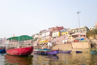 Varanasi, Inde - 03 19 2024: Janki ghat, Asya, Hindistan, Uttar Pradesh, Varanasi, yaz mevsiminde, güneşli bir günde. .