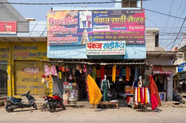 Mathura, Inde - 03: 13: 2024: Asya, Hindistan, Uttar Pradesh, Mathura 'daki Mathura ana caddesindeki dükkan, güneşli bir günde. .