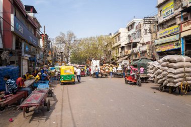 Delhi, Inde - 03: 29: 2024: Delhi 'de eski şehir caddesi Asya, Hindistan, Delhi, Delhi, yaz mevsiminde, güneşli bir günde. .