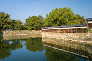 Hiroşima, Japon - 11 04 2024: Hiroşima 'daki kale duvarı, Japonya, Chugoku, Hiroşima, yazın güneşli bir günde. .