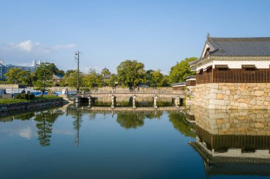 Hiroşima, Japon - 11 04 2024: Güneşli bir günde, Japonya, Hiroşima, Japonya, Chugoku, Hiroşima 'daki kalenin girişi. .