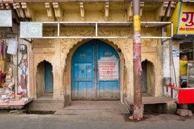 Mathura, Inde - 03: 13: 2024: Asya, Hindistan, Uttar Pradesh, Mathura 'da güneşli bir günde Mathura şehir merkezinde bir evin cephesi. .