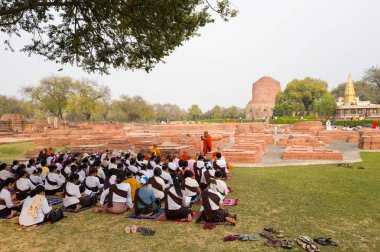 Sarnath, Inde - 03 19 2024: Güneşli bir günde, Asya, Hindistan, Uttar Pradesh, Sarnath arkeolojik sahasında dua. .