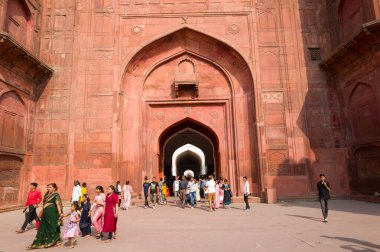 Delhi, Inde - 03: 29: 2024: Lahori 'nin Delhi' deki Kızıl Kale girişi, Hindistan, Delhi, Delhi, yazın güneşli bir günde. .