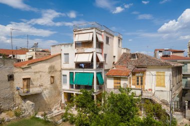 Epidaurus, Grece - 09 04 2024: Argolis 'teki Nafplio şehir merkezi (Mora), Yunanistan, Mora, Argolis, yaz aylarında, güneşli bir günde. .