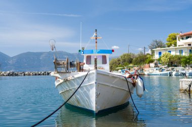 Epidaurus, Grece - 09 03 2024: Argolis 'teki Vathi tekneleri (Mora) Avrupa, Yunanistan, Mora, Argolis, yaz aylarında, güneşli bir günde. .