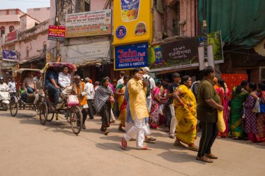 Varanasi, Inde - 03 18 2024: Asya, Hindistan 'daki Varanasi ana caddesi, Uttar Pradesh, Varanasi, yazın güneşli bir günde. .