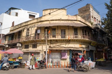 Delhi, Inde - 03: 29: 2024: Delhi 'deki eski şehir binaları, Asya, Hindistan, Delhi, Delhi, yaz mevsiminde, güneşli bir günde. .