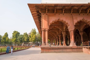 Delhi, Inde - 03: 29: 2024: Güneşli bir günde, Delhi, Hindistan, Delhi, Delhi 'deki Kızıl Kale' nin Diwan-I-Am kemerleri. .