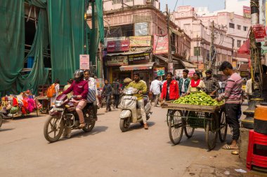 Varanasi, Inde - 03 18 2024: Asya, Hindistan 'daki Varanasi ana caddesi, Uttar Pradesh, Varanasi, yazın güneşli bir günde. .