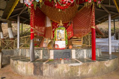 Darjeeling, Inde - 03 26 2024: Darjeeling 'deki Mahakal Tapınağı, Asya, Hindistan, Batı Bengal, Darjeeling, yazın güneşli bir günde. .