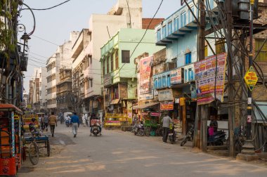 Varanasi, Inde - 03 18 2024: Varanasi şehir merkezindeki mağaza, Asya, Hindistan, Uttar Pradesh, Varanasi, yaz aylarında, güneşli bir günde. .