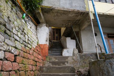 Darjeeling, Inde - 03 26 2024: Darjeeling 'deki şehir merkezi merdiveni, Asya, Hindistan, Batı Bengal, Darjeeling, yazın güneşli bir günde. .