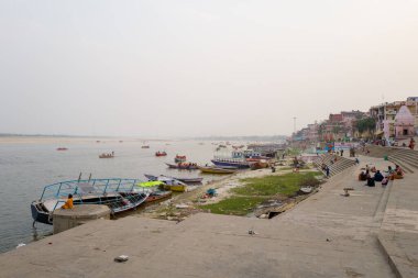 Varanasi, Inde - 03 18 2024: Varanasi, Hindistan, Uttar Pradesh, Varanasi 'de Ganj' daki ghat, güneşli bir günde. .