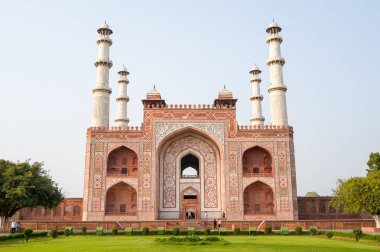 Agra, Inde - 03 12: 2024: Akbar 'ın mezarının girişi ve bahçesi Asya, Hindistan, Uttar Pradesh, Agra' da güneşli bir günde. .