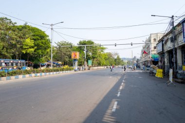 Kalküta, Inde - 03: 24 2024: Kolkata 'nın Korlanade ilçesindeki sokak, Asya, Hindistan, Batı Bengal, Kolkata, yaz aylarında güneşli bir günde. .