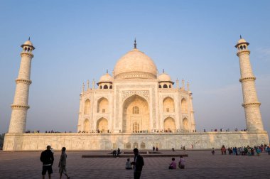 Agra, Inde - 03 11 2024: Agra, Hindistan 'daki Taj Mahal cephesi, Uttar Pradesh, Agra, yazın güneşli bir günde. .