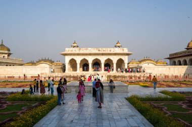 Agra, Inde - 03 11 2024: Agra Kalesi, Hindistan, Agra, Uttar Pradesh, Agra, Agra 'daki Beyaz Pavyon ve Anguri Bagh Bahçeleri. .