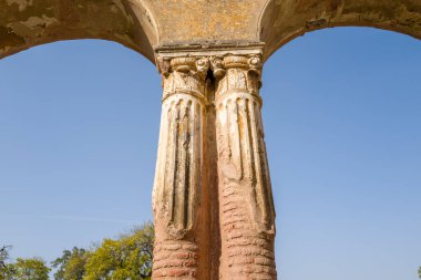 Lucknow, Inde - 03: 15 2024: Lucknow, Hindistan, Uttar Pradesh, Lucknow, Lucknow 'da Dr. Fayrer' in Konutu, güneşli bir günde yaz mevsimi. .