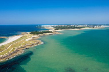 Dönen kıyı yolları, kumlu plajları ve Quiberon yakınlarındaki canlı turkuaz denizi ile Pointe du Conthe 'nin havadan görünüşü. Güneşli manzarada açık gökyüzü, yumuşak kıvrımlar ve davetkar, sakin bir atmosfer var..