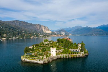 Isola Bella 'nın şaşaalı teras bahçeleri ve Maggiore Gölü' nün mavi sularıyla çevrili görkemli sarayı. Dağ yamaçları ve göl kenarındaki köyler kuzey İtalya 'da dramatik bir doğal yapı oluşturuyor..