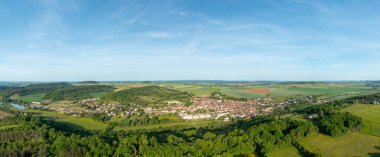 Geniş yeşil tarlalar, sık ormanlık alanlar ve berrak mavi gökyüzü altında usulca yuvarlanan tepelerle çevrili Varzy köyünün geniş hava manzarası ilkbaharda sakin kırsal manzarayı yakalıyor..