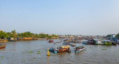 Genişleme sahnesi, Güney Vietnam 'daki Can Tho, Mekong Delta' daki hareketli Cai Rang yüzer pazarında çok sayıda tekne olduğunu gösteriyor. Nehir nehir kenarındaki evler ve yeşilliklerle kaplı açık bir sabah gökyüzü altında, canlı reklamı yakalıyor.